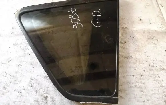 Toyota Corolla Verso AR10 Rear side window as2