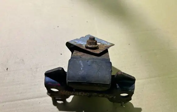 Nissan Navara D40 Engine mount vacuum valve 