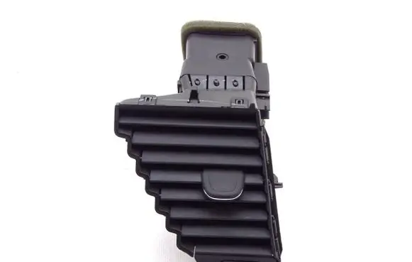 Mitsubishi Pajero Dash center air vent grill 39079607