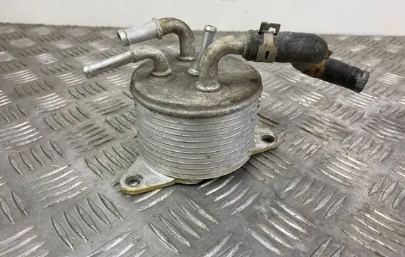 Infiniti QX80 Oil filter mounting bracket