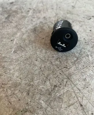 Nissan Juke I F15 USB socket connector 