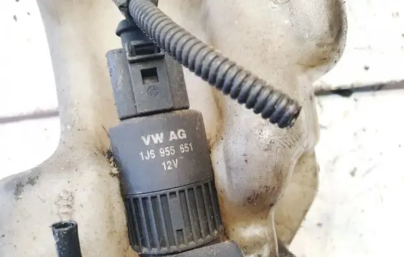 Volkswagen Golf IV Windscreen/windshield washer pump 1j6955651