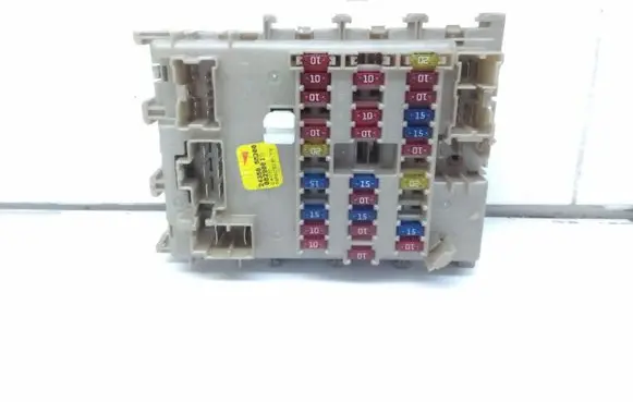 Nissan Almera Fuse module 243505M300 0829001