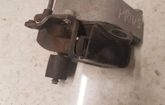 Toyota Prius (XW20) Engine mount bracket