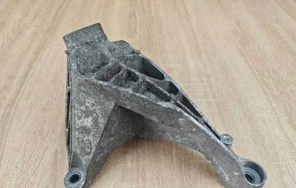 Engine mounting bracket