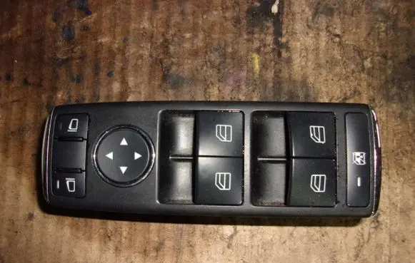 Mercedes-Benz C W204 Tailgate/trunk/boot open switch A2048703458