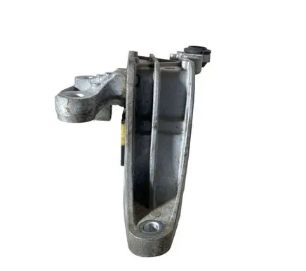 Chevrolet Equinox Engine mounting bracket 84322223 812777350