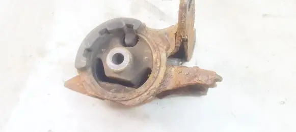 Mazda 6 Engine mount bracket