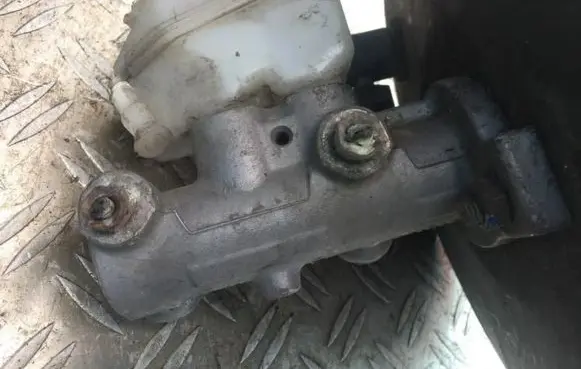 Master brake cylinder