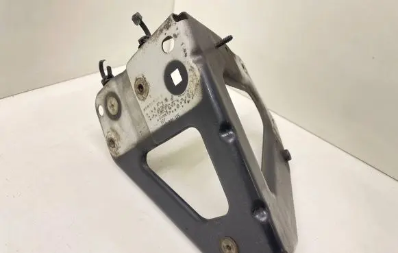 Audi A6 S6 C6 4F Fender mounting bracket 4F0821135