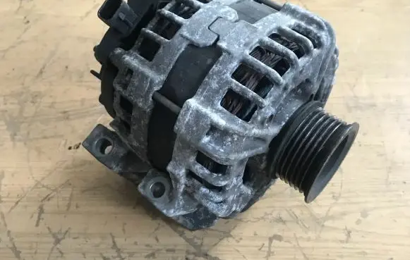 Opel Zafira C Generator/alternator 39047352