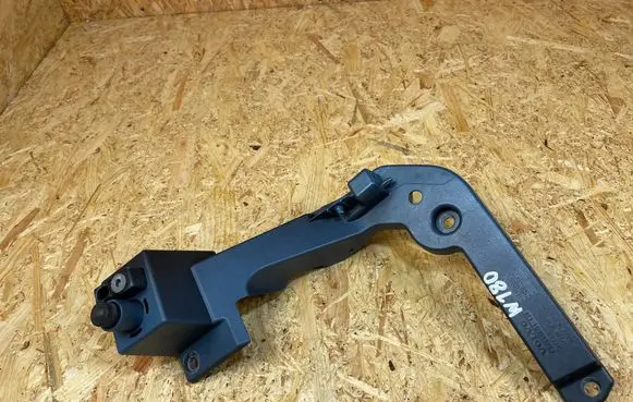 Volvo XC40 Fender mounting bracket 32318691