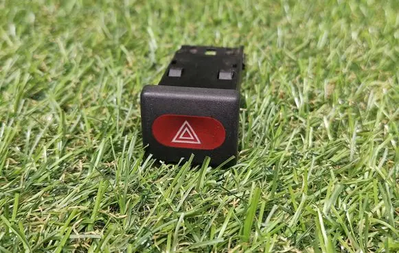 Land Rover Discovery Hazard light switch YUG102372 1903171199 0303501