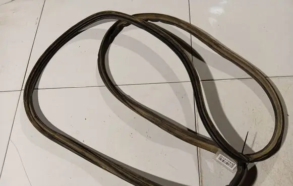 Toyota Corolla Verso E121 Trunk rubber seal (body) 