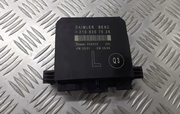 Mercedes-Benz E W210 Door control unit/module 2108207526