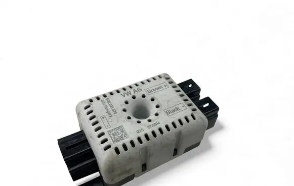 Volkswagen Golf VII Aerial antenna amplifier 5Q0035570