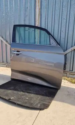 KIA Carens III Front door
