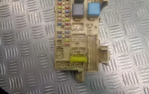 Toyota Avensis T250 Fuse box cover