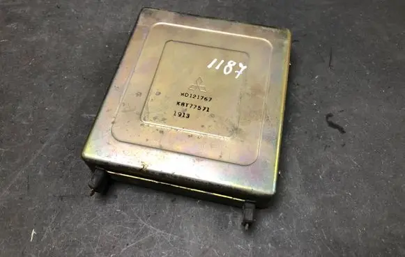 Mitsubishi Pajero Engine control unit/module K8T77571