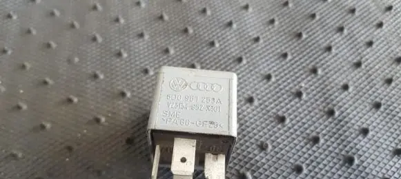 Volkswagen PASSAT B5 Other relay 8D0951253A V23134-B52-X301