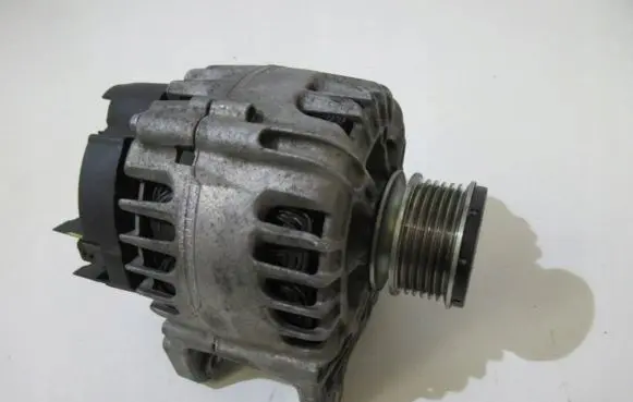 Renault Captur Generator/alternator 231001318R