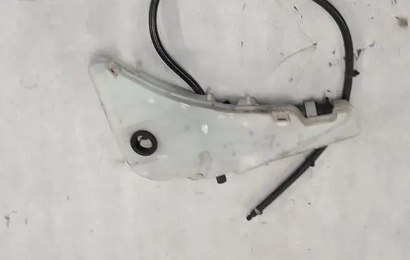 Windshield washer fluid reservoir/tank