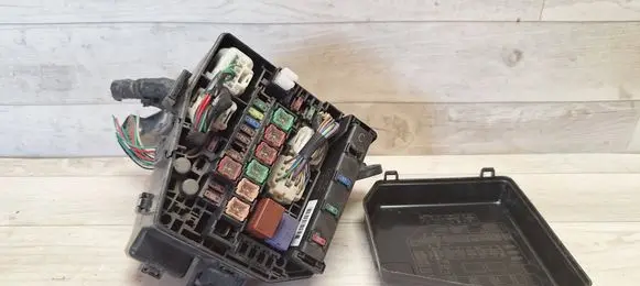 Toyota Yaris Fuse module 8264147020 72818502
