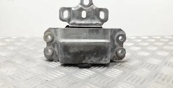 Volkswagen PASSAT B7 Engine mount bracket 3C0199555R