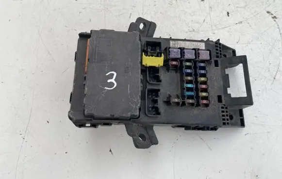Toyota Avensis T220 Fuse module 8273005010