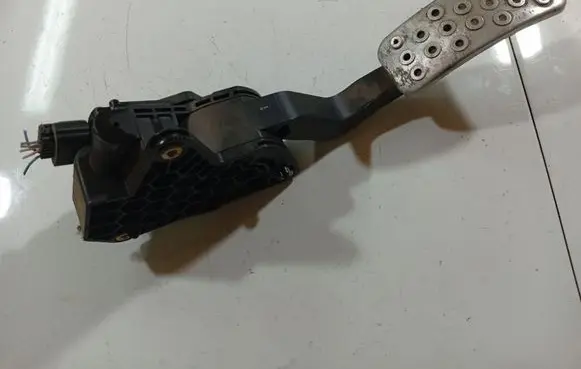 Accelerator throttle pedal