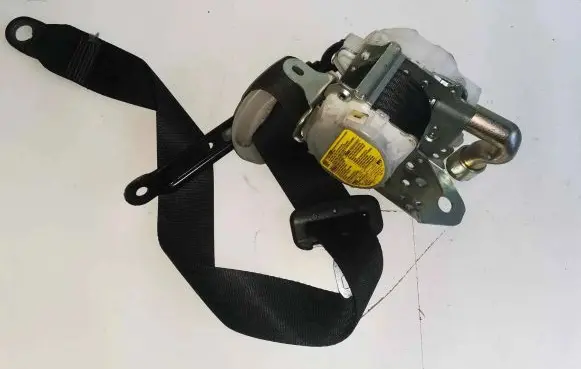 Toyota Avensis T270 Front seatbelt 7P1510P 0538056 107613