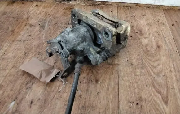 Opel Insignia A Rear brake caliper
