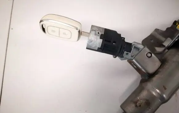 Dacia Logan II Ignition lock n0504638 n0504639