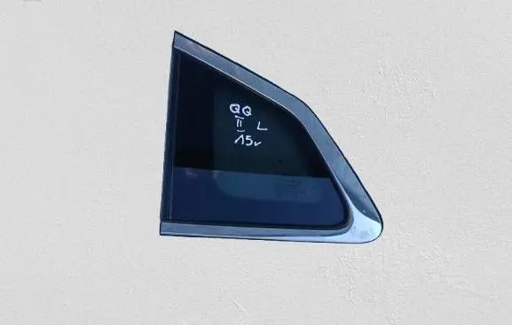 Nissan Qashqai Rear vent window glass