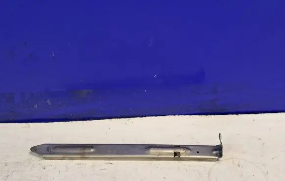 Headlight/headlamp mounting bracket