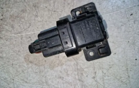 Hyundai Santa Fe Glow plug pre-heat relay 368332F005