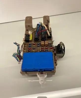 Toyota Corolla E120 E130 Fuse module 8264102040 MB2323008521