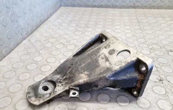 BMW 5 E60 E61 Engine mounting bracket 6766700
