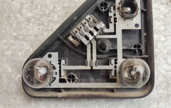BMW 5 E39 Tail light bulb cover holder 8371326