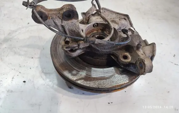 KIA Carens II Front wheel hub