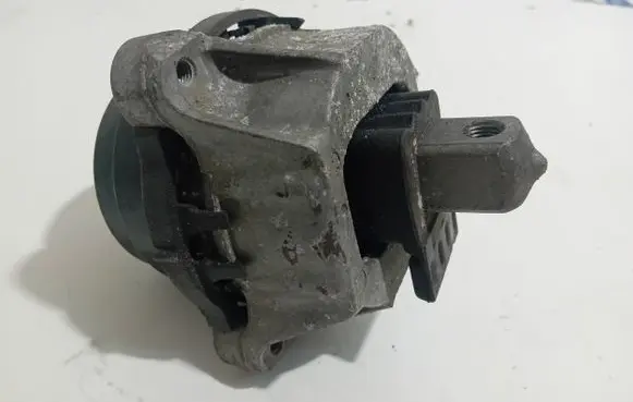 BMW 7 G11 G12 Engine mount bracket 6864828