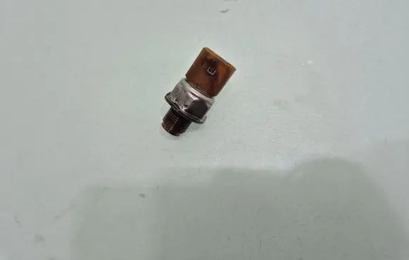 Volkswagen PASSAT B7 Fuel pressure sensor 03L906051