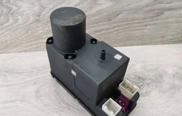 Audi A6 S6 C4 4A Central locking vacuum pump 4A0862257B 8TZ00652202