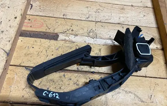 Mercedes-Benz E W211 Accelerator throttle pedal A2113000404 2113000404