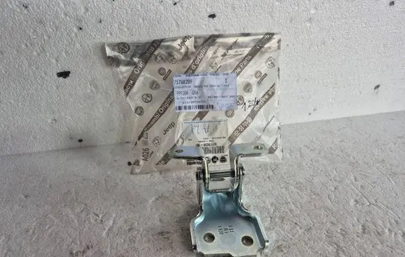 Suzuki SX4 Front door upper hinge 71768289