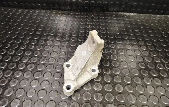 Nissan Leaf I (ZE0) Engine mounting bracket