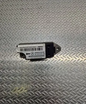 Mercedes-Benz E W210 Airbag deployment crash/impact sensor 0018205626 A6T0G25CP88 0003002072027937