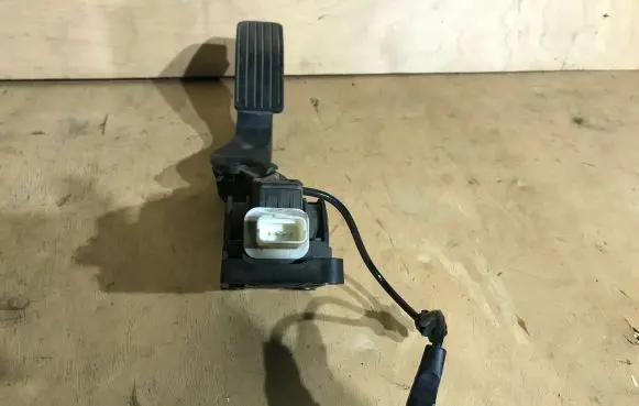 Citroen C4 I Accelerator throttle pedal F00C3E2429 F00C3E2022 9650889180