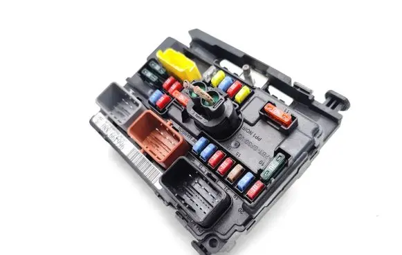 Peugeot 207 Fuse module 9664997880