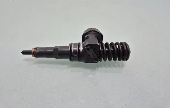 Volkswagen Golf Plus Fuel injector 038130073AG